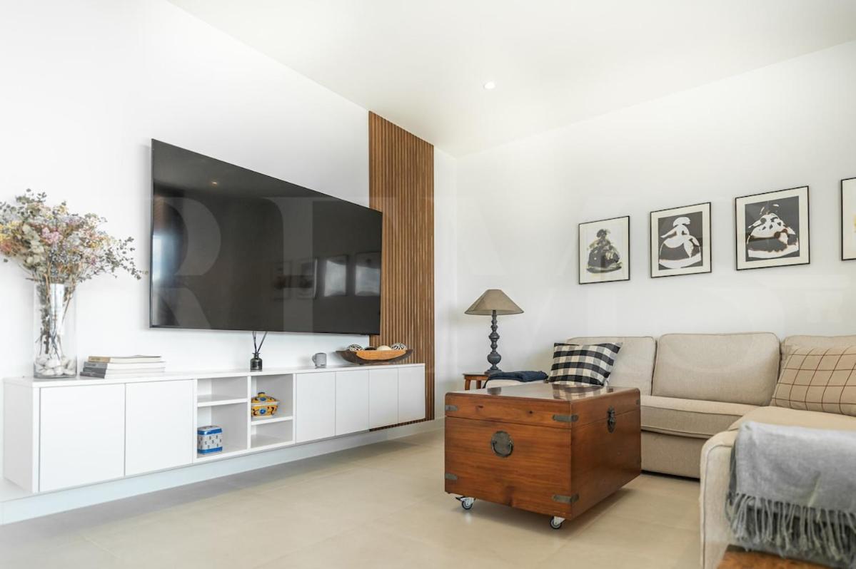 Апартаменты Seaside Escape With Views, Pool And Parking Rems Фуэнхирола Экстерьер фото