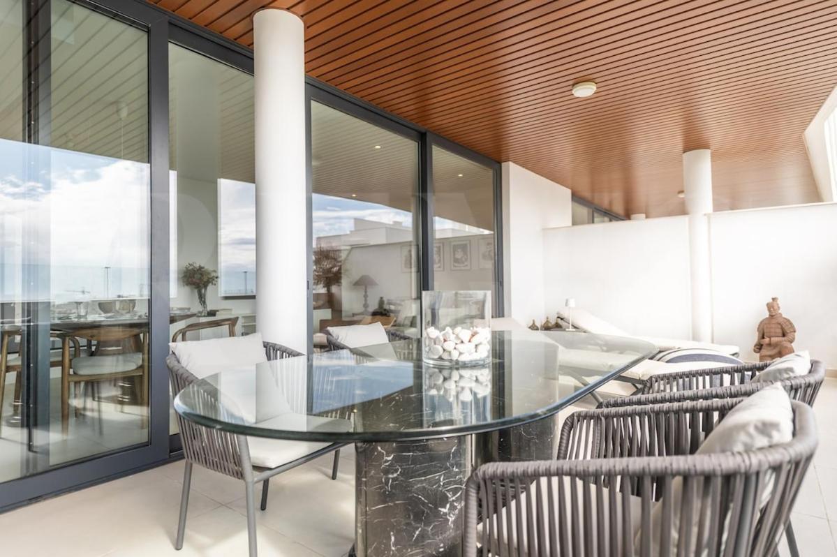 Апартаменты Seaside Escape With Views, Pool And Parking Rems Фуэнхирола Экстерьер фото