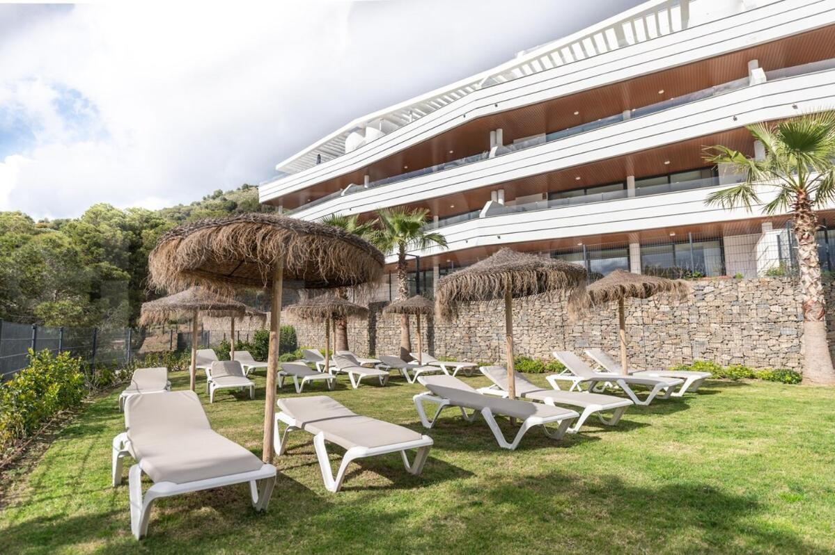 Апартаменты Seaside Escape With Views, Pool And Parking Rems Фуэнхирола Экстерьер фото