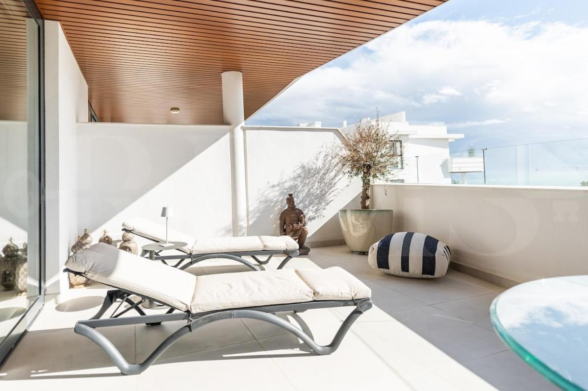 Апартаменты Seaside Escape With Views, Pool And Parking Rems Фуэнхирола Экстерьер фото