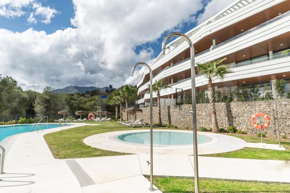 Апартаменты Seaside Escape With Views, Pool And Parking Rems Фуэнхирола Экстерьер фото