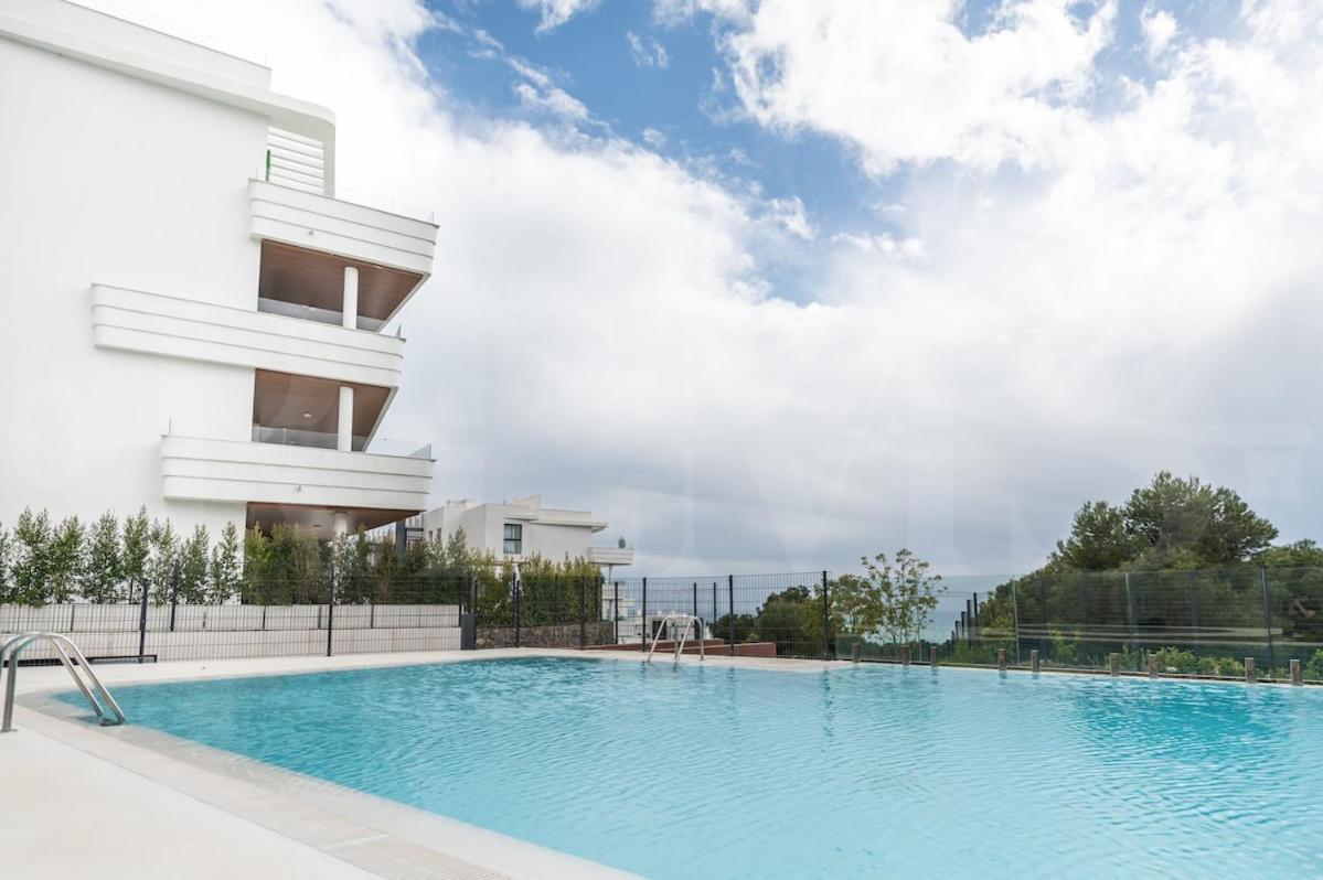 Апартаменты Seaside Escape With Views, Pool And Parking Rems Фуэнхирола Экстерьер фото
